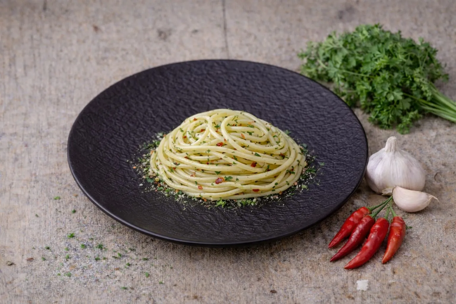 Spaghetti mit Olivenöl, Knoblauch und Chiliflocken