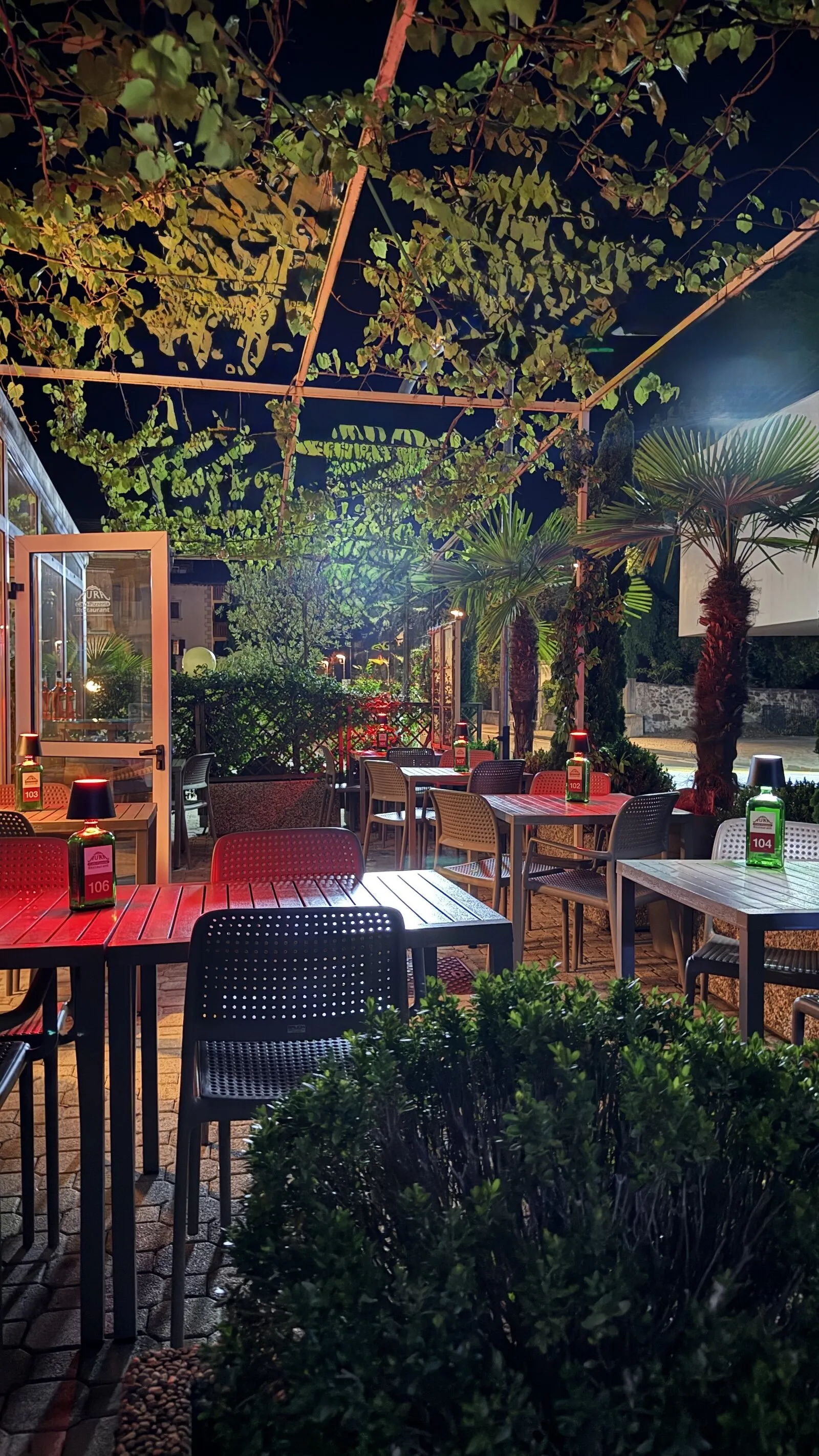 Pergola und Garten der Pizzeria Aura