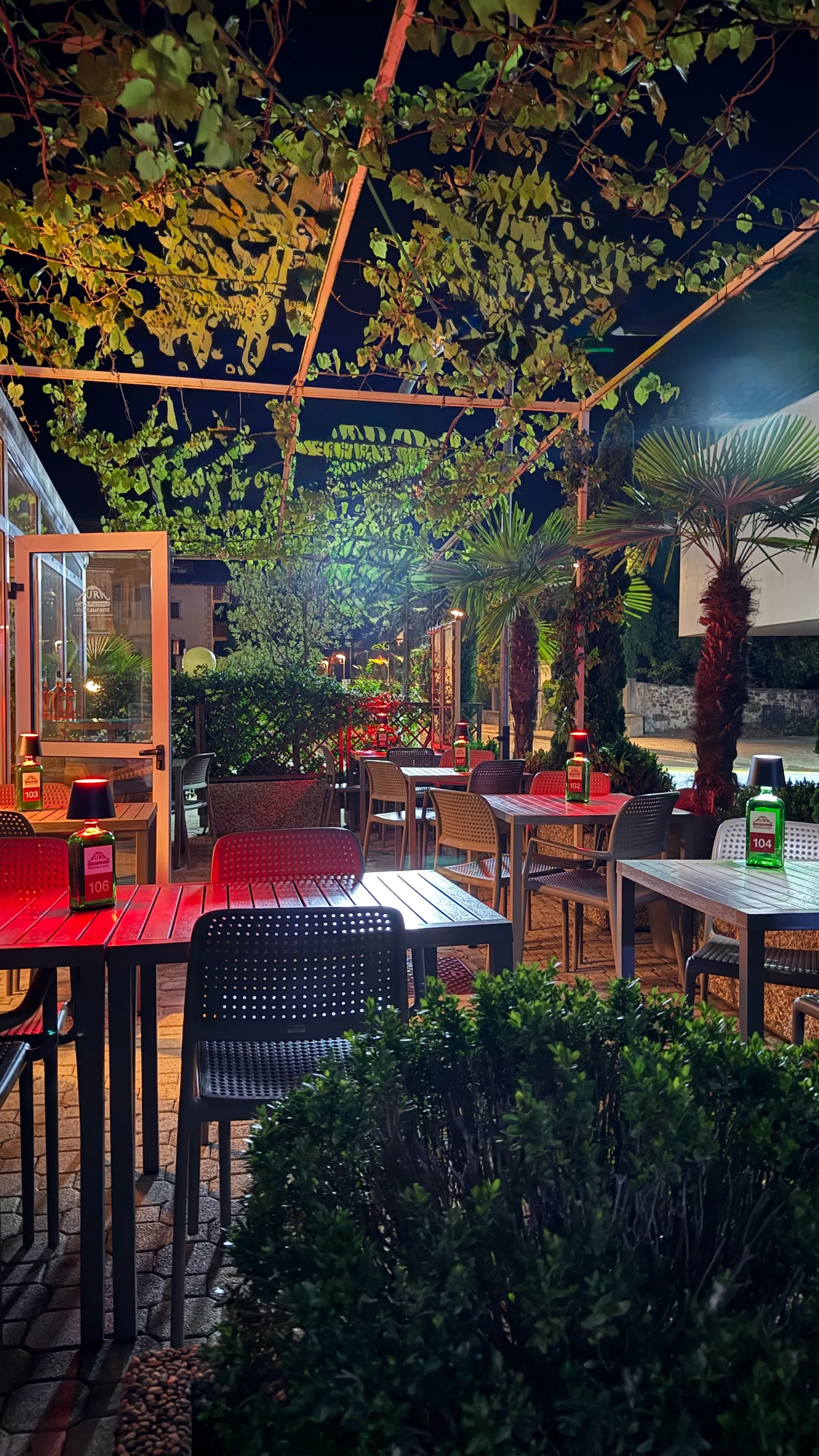 Pergola und Garten der Pizzeria Aura