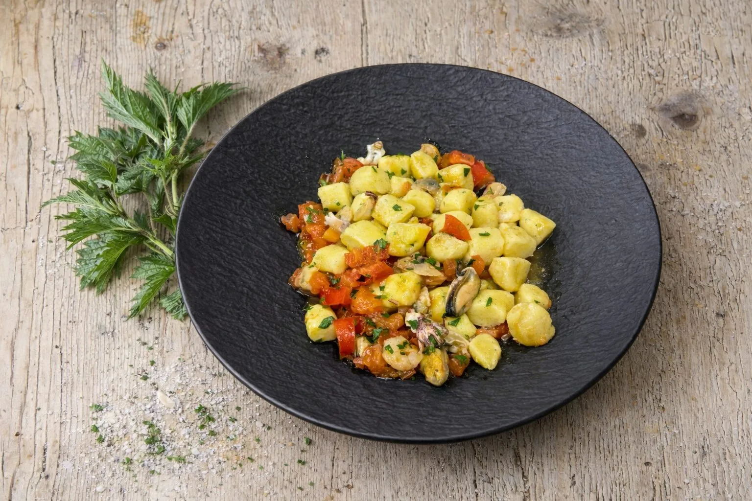 Gnocchi di patate fatti in casa con sugo mediterraneo di frutti di mare