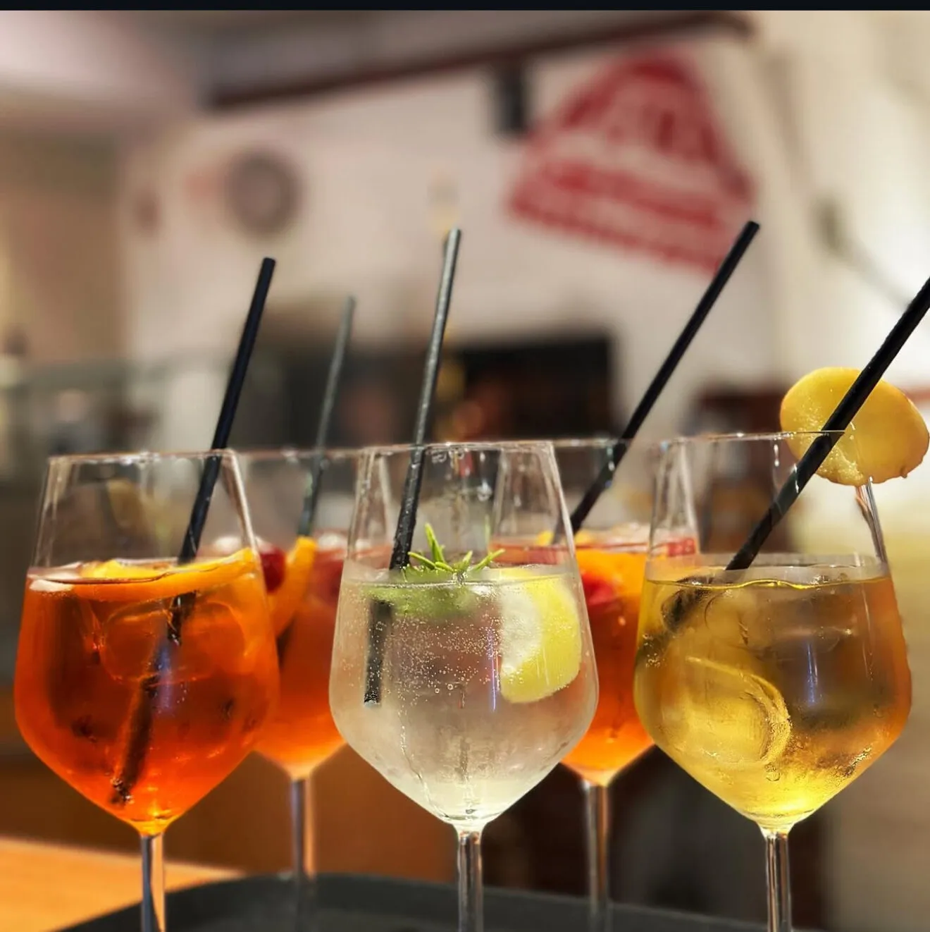 Aperitifs in der Reihe an der Bar