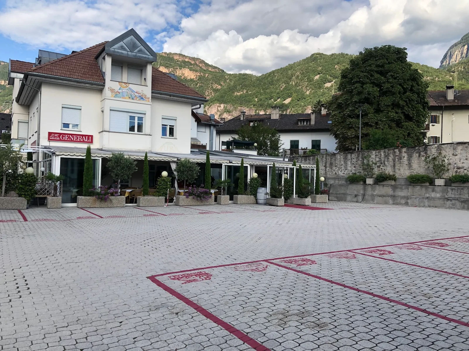 Die Pizzeria Aura am Abend, mit beleuchtetem Gastraum