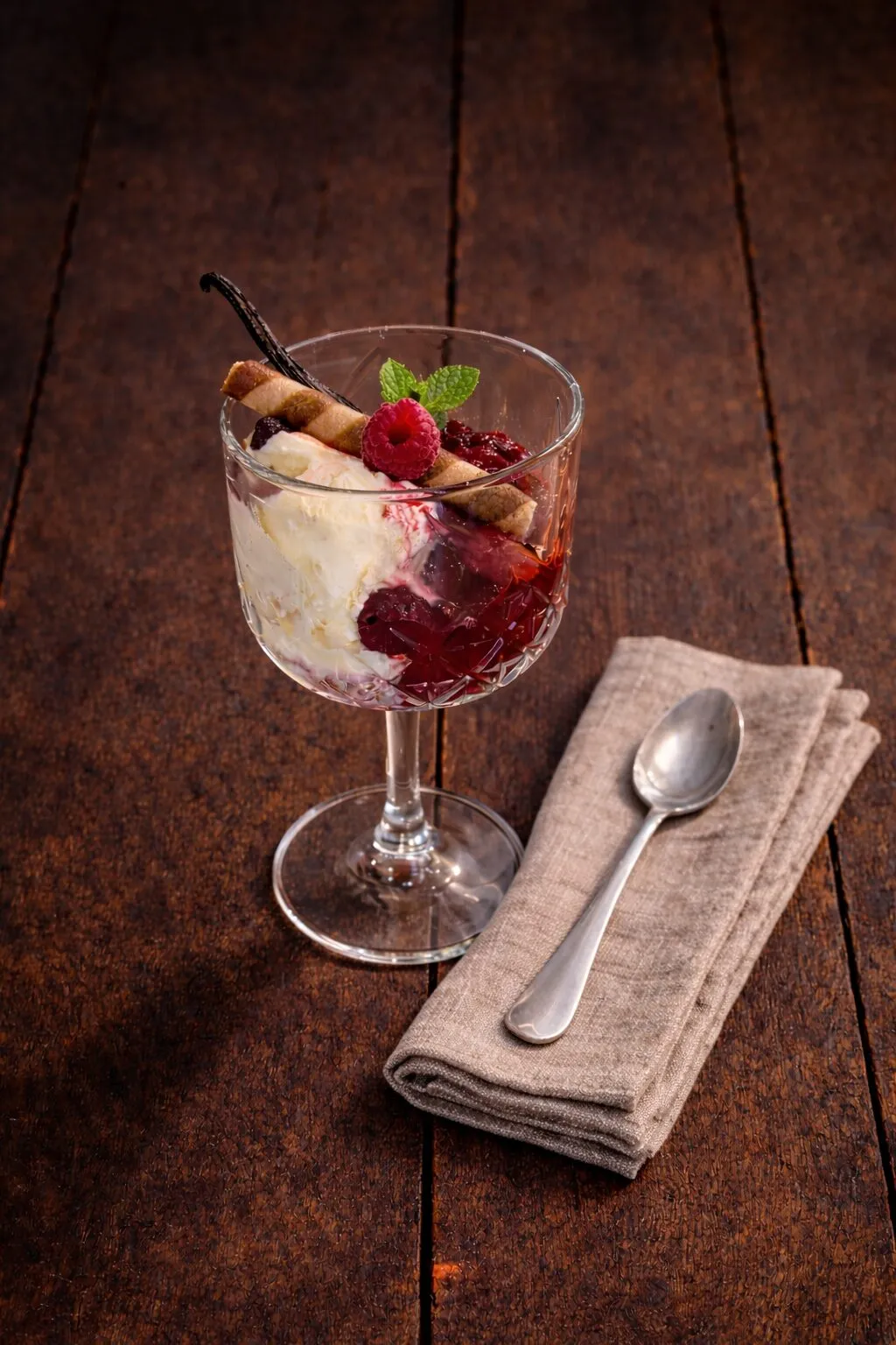 Vanilleeis mit heißen Himbeeren
